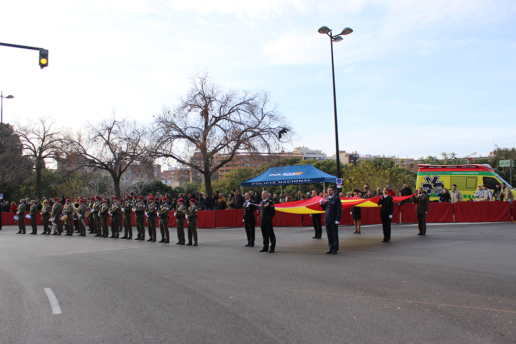 Policías Nacionales en formación durante el acto de izado de la Bandera de España. 